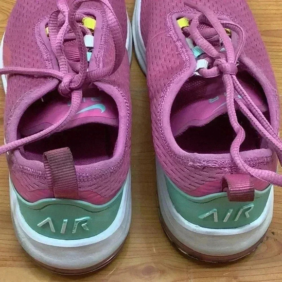 Nike Size 4 Girls Air Max Motion Cosmic Fuchsia/White. Preloved - Picture 7 of 7